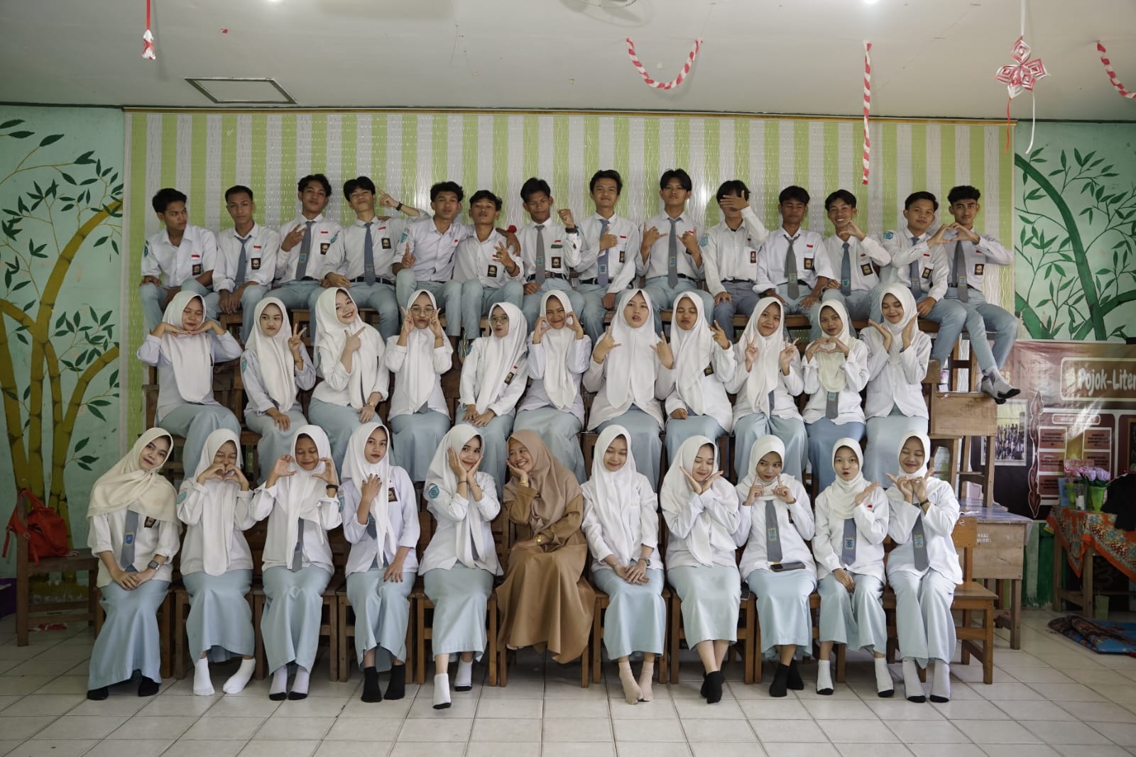 Foto kelas 12 F5 SMAN 1 Daha Utara